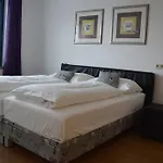 Апартаменти U-room - Im Herzen Von